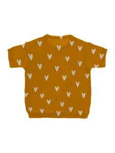 Vorderansicht des senfgelben Retro-Kurzarmpullovers mit weißem Herz-Jacquard-Muster