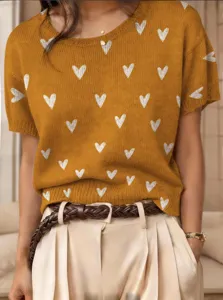 Detailansicht eines senfgelben Retro-Kurzarm-Strickpullovers mit Herzmustern.