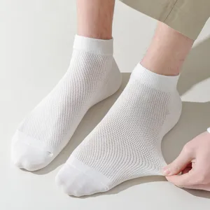 Herren einfarbige atmungsaktive Mesh Socken in Weiß für Sommer und bequemen Alltag.