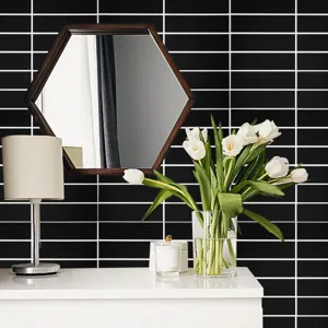 Moderne piastrelle in pietra SPC nera con texture marmo in un interno elegante