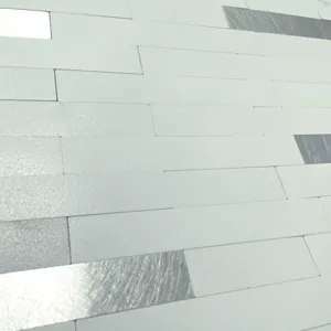 Vista di dettaglio che mostra la texture metallica spazzolata e la finitura moderna della piastrella.