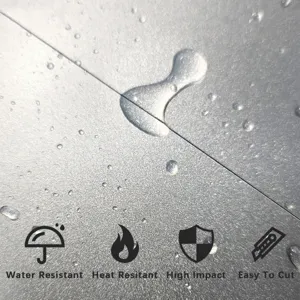 Detail der silbernen Aluminium-Verbundplatte mit wasserfester Oberflächenstruktur