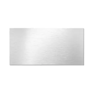 Detailansicht einer gebürsteten silbernen Aluminium-Kunststoff-Wandaufkleber-Platte