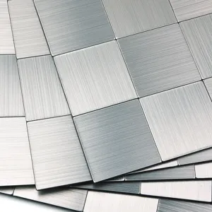 Silberne gebürstete Metall Mosaik Wandaufkleber selbstklebende Fliesen für die Küche.