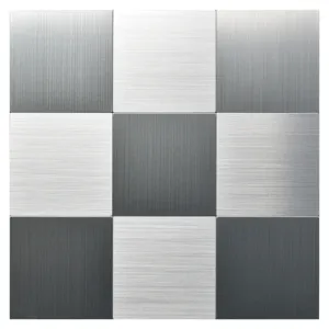 Nahaufnahme von selbstklebenden Metallwandfliesen in Silber und dunklem Grau gebürstet.