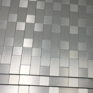 Nahaufnahme der silber gebürsteten selbstklebenden Metallwandfliesen mit strukturierter Optik.