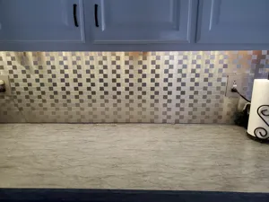 Detailansicht der selbstklebenden silbernen Metallmosaik-Rückwand in einer Küche.