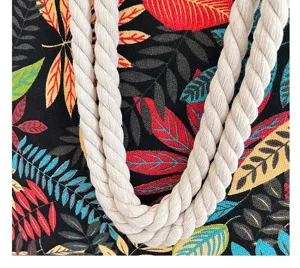 Detail van een etnische canvas shopper met dik touwhandvat en tropische bladerenprint