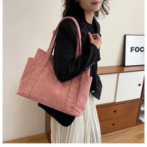 Grande borsa tote in velluto a coste rosa per donne e studentesse, vista lifestyle