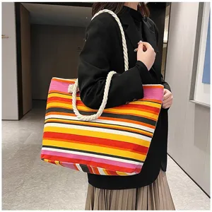 Grote bohemien gestreepte canvas shopper met witte touwhandvatten over de schouder