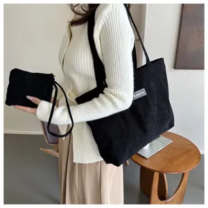 Vista detallada del conjunto de bolso tote de pana negra con bolso pequeño