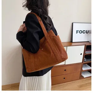 Borsa tote in velluto a coste marrone di grande capacità per studentesse indossata a spalla