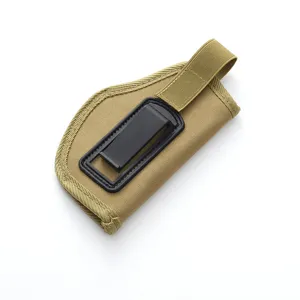 Detailansicht des taktischen IWB-Holsters in Khaki mit schwarzem Metallgürtelclip