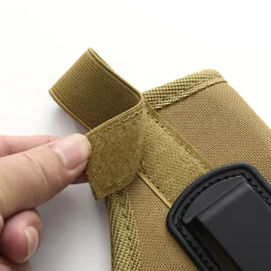 Detaillierte Nahaufnahme des taktischen IWB-Holsters mit Klettband und Gürtelclip
