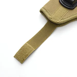 Makrodetail eines taktischen Holsters mit robustem Nylongewebe und Klettverschluss