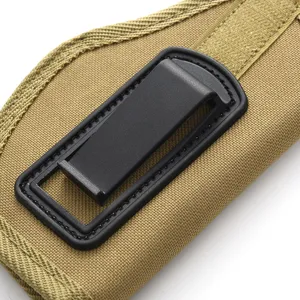 Nahaufnahme des stabilen schwarzen Gürtelclips an einem hellbraunen IWB-Holster
