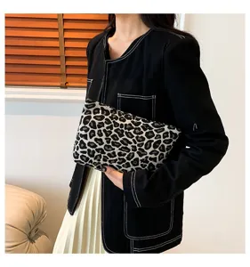 Modische Clutch mit Leopardenmuster, präsentiert von einem Model für einen schicken Look