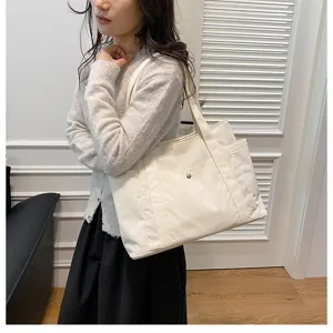 Grande borsa tote alla moda in velluto a coste bianco con tasche laterali a spalla.