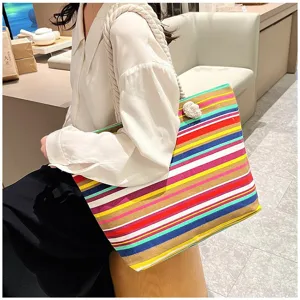 Gedetailleerd beeld van een grote etnische canvas shopper met kleurrijke strepen