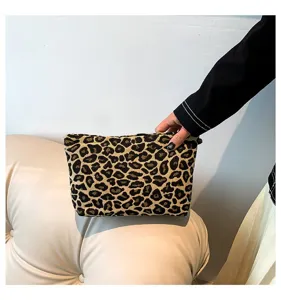 Schicke Kosmetiktasche mit Leopardenmuster für die Reise und Aufbewahrung in der Hand