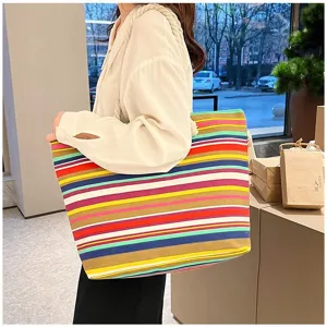 Grote bohemian canvas draagtas met levendige en kleurrijke veelkleurige streepdetails