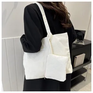 Bolso tote de pana blanca grande con estuche a juego para mujer en ambiente moderno
