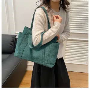 Elegante borsa tote in velluto a coste verde per donna con dettagli di grande capacità.