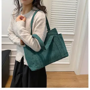 Grande borsa tote in velluto a coste verde da donna con design minimalista in foto lifestyle