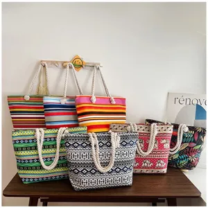 Collectie canvas draagtassen in etnische stijl met diverse prints en stevige handvatten.