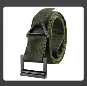 Vue détaillée de la ceinture tactique en nylon vert olive avec boucle métallique noire