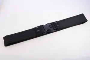Detailansicht des schwarzen Taktikgürtels mit stabilem Clip-Verschluss für Outdoor-Aktivitäten.