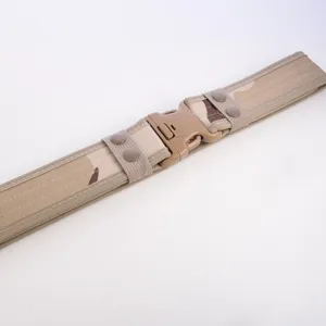 Taktischer Outdoor-Gürtel mit Wüsten-Camouflage-Muster, stabile Schnalle und EVA-Polsterung.