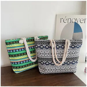 Twee bohemien canvas draagtassen met touwgrepen en vrolijke geometrische dessins