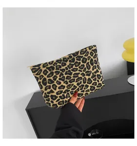 Detailansicht der Kosmetiktasche mit Leopardenmuster, Stofftextur und Größe.