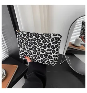 Detailansicht einer stilvollen Schminktasche mit Leopardenmuster in modernem Design