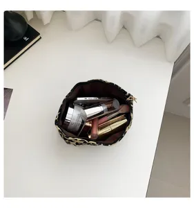 Draufsicht auf eine Leopard-Kosmetiktasche mit großem internen Stauraum für Make-up