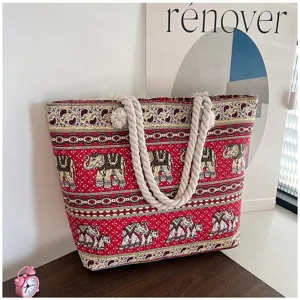 Detail van canvas tote bag met etnische olifantenprint en touwhandvatten