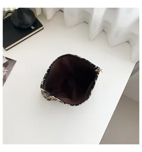Detailansicht der Innenseite der Kosmetiktasche mit Leopardenmuster