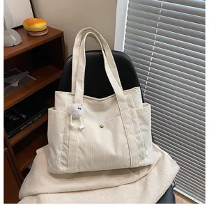 Grande borsa tote in velluto a coste crema da donna con tasca e ciondolo di peluche