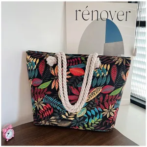 Detailopname van een mooie kleurrijke canvas shopper met bladprint en touwhandvatten