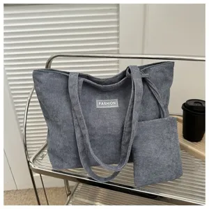 Bolso tote casual de pana azul de gran capacidad con un pequeño neceser a juego
