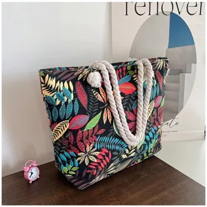Detailweergave van de grote canvas shopper met kleurrijke bladprint en dikke touwhandvatten