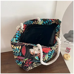 Gedetailleerd overzicht van grote canvas tas met bladprint en witte touwhandvatten