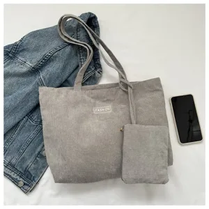 Vista detallada de la textura de pana gris y estuche a juego para bolso tote grande