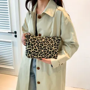 Modische Damenhandtasche mit Leopardenmuster und großem Stauraum für unterwegs
