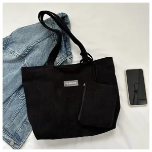 Bolso tote de pana negro con neceser a juego y detalle de etiqueta minimalista