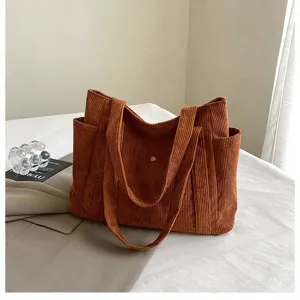 Vista dettagliata della borsa tote in velluto a coste marrone con grande capacità.