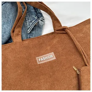 Primer plano detallado de bolso tote de pana marrón con tela con textura y parche