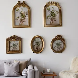 Elegantes Set aus goldfarbenen Fotorahmen im europäischen Stil für die Wanddekoration