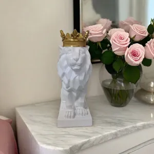 Κομψό λευκό άγαλμα λιονταριού από ρητίνη με χρυσό στέμμα για πολυτελή διακόσμηση